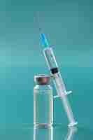 Photo gratuite arrangement de coronavirus avec flacon de vaccin et seringue