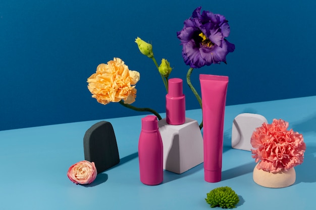 Arrangement de cosmétiques et de fleurs à angle élevé