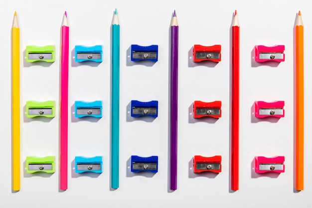 Arrangement de crayons colorés et taille-crayons vue de dessus