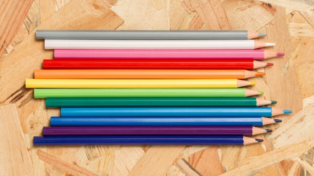 Arrangement de crayons de couleur arc-en-ciel