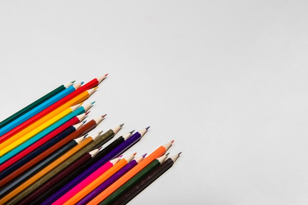 Arrangement de crayons de couleur et espace de copie