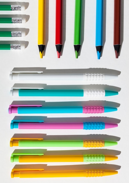 Photo gratuite arrangement de crayons et stylos vue de dessus