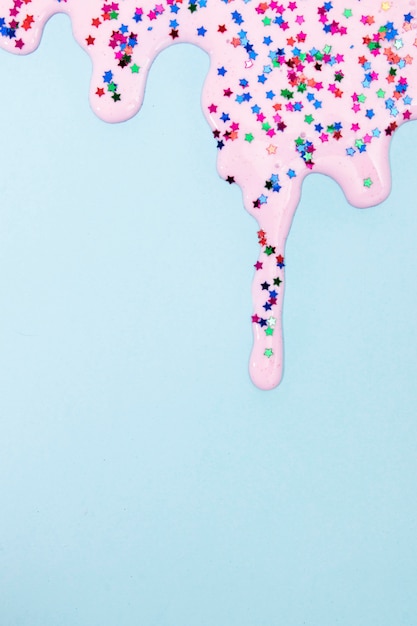 Photo gratuite arrangement créatif de confettis festifs