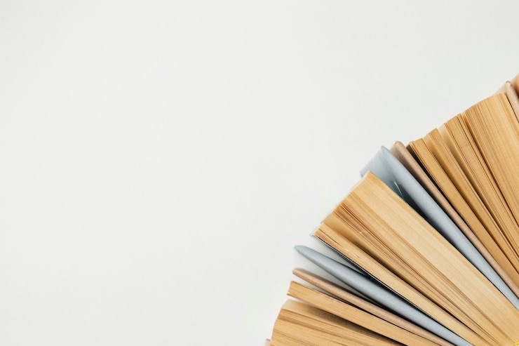 Photo gratuit arrangement créatif avec différents livres