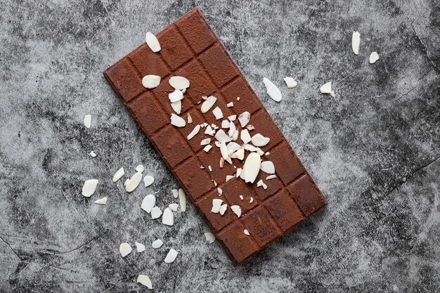 Arrangement créatif à plat de délicieux produits au chocolat