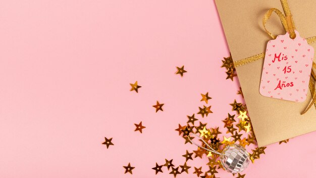 Arrangement créatif pour la fête de la quinceañera avec cadeau emballé