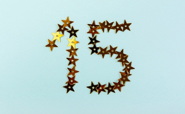 Arrangement créatif pour une fête de quinceañera avec des étoiles d'or