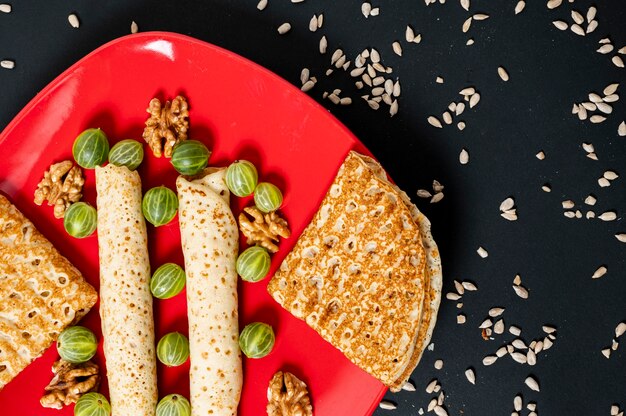 Arrangement de crêpes à plat sur une plaque rouge