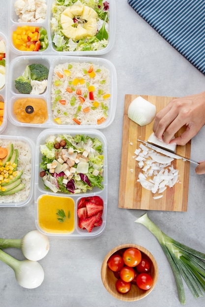 Arrangement de cuisson par lots vue de dessus avec des aliments sains