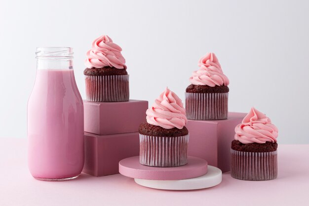 Arrangement avec cupcakes et boisson rose
