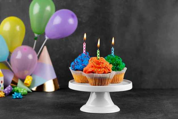 Photo gratuite arrangement de cupcakes de fête d'anniversaire