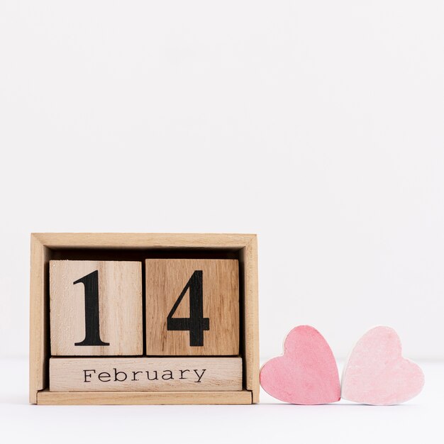 Arrangement avec date du 14 février et formes de coeur