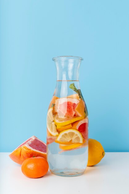 Arrangement avec une délicieuse boisson aux fruits