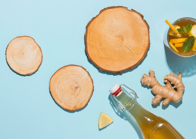 Arrangement avec une délicieuse boisson kombucha