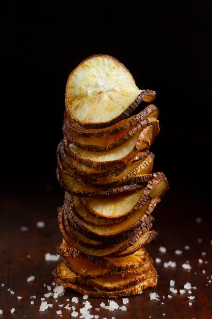 Arrangement de délicieuses chips de manioc