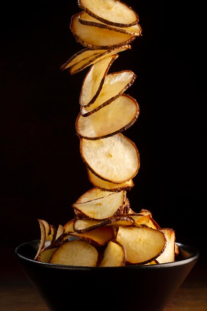 Arrangement de délicieuses chips de manioc