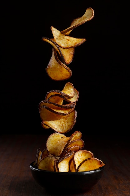 Arrangement de délicieuses chips de manioc