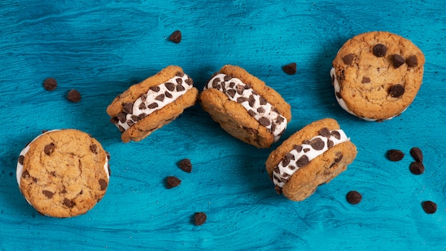 Arrangement de délicieux biscuits à plat