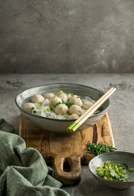 Arrangement de délicieux bol bakso