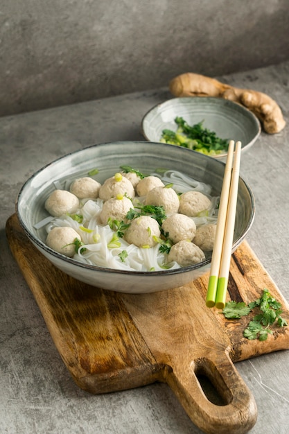 Photo gratuite arrangement de délicieux bol bakso