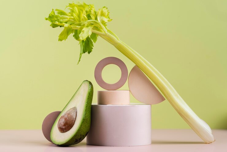Photo gratuit arrangement de délicieux fruits et légumes frais