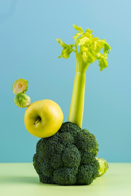 Photo gratuite arrangement de délicieux fruits et légumes frais