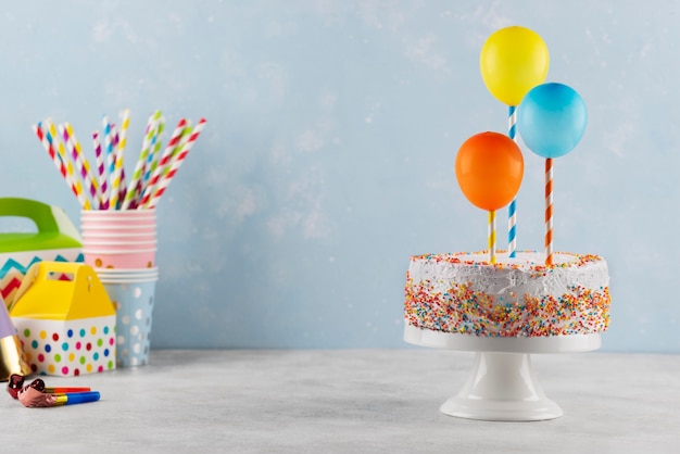 Photo gratuite arrangement délicieux de gâteau et de ballons