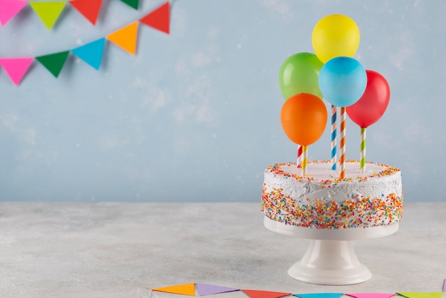 Arrangement avec un délicieux gâteau et des ballons