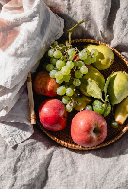 Arrangement de délicieux goodies de pique-nique sur une couverture