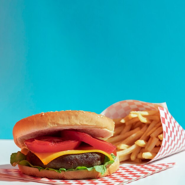 Arrangement avec délicieux hamburger et frites