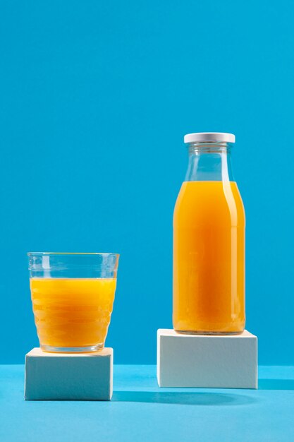 Arrangement avec un délicieux jus d'orange