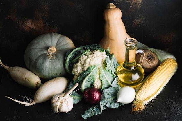 Arrangement de délicieux légumes d'automne à l'huile d'olive