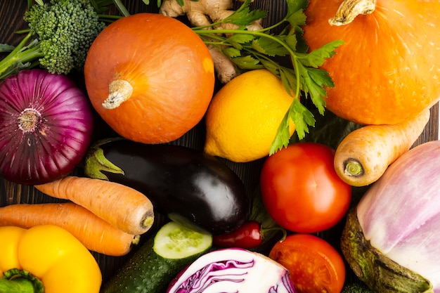 Arrangement de délicieux légumes colorés vue de dessus