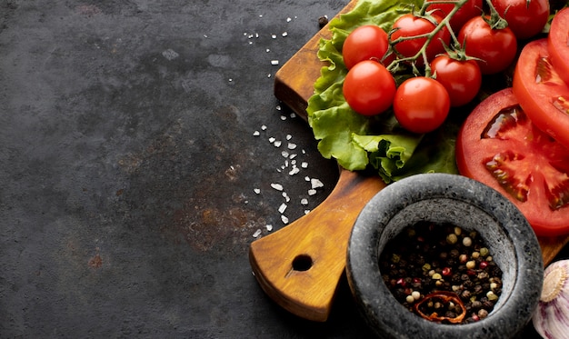 Photo gratuite arrangement de délicieux légumes frais avec espace copie