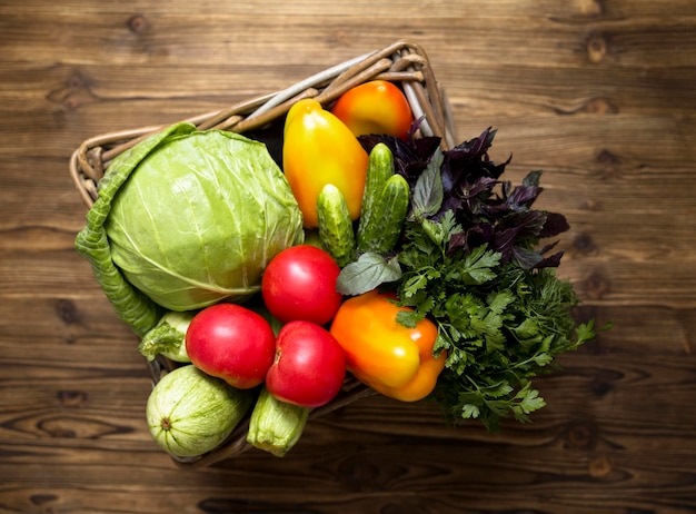 Arrangement de délicieux légumes frais