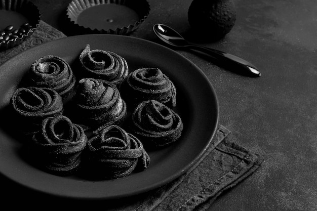 Arrangement de délicieux plats sur une assiette sombre et une table