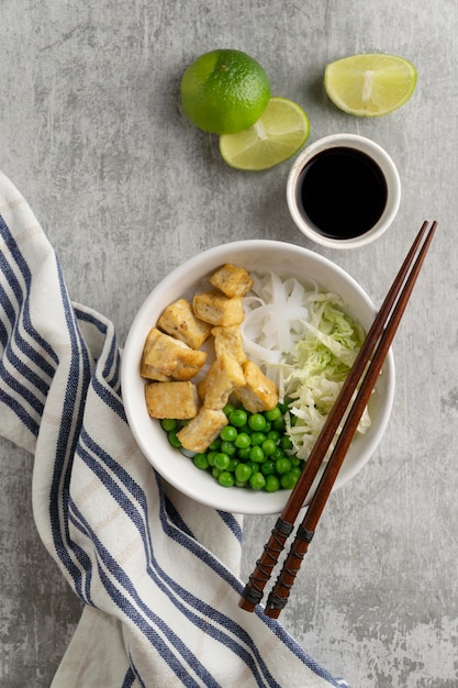 Photo gratuite arrangement avec un délicieux repas végétalien