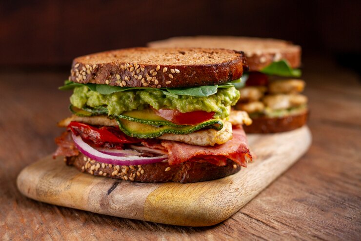 Photo gratuit arrangement de délicieux sandwichs à angle élevé