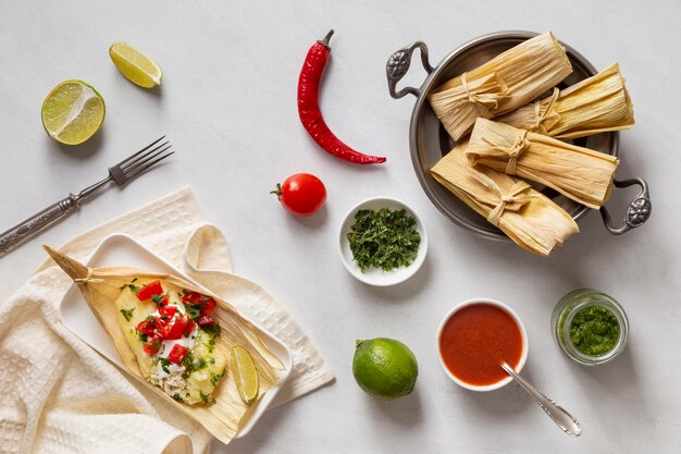 Arrangement de délicieux tamales sur assiette