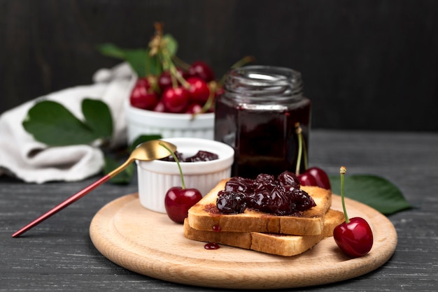 Photo gratuite arrangement de dessert avec confiture de cerises