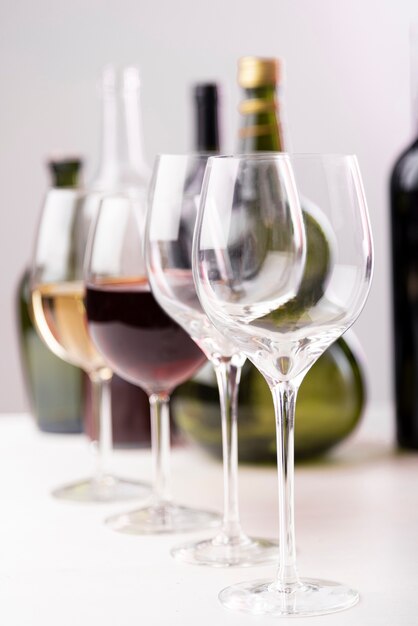 Arrangement de différents verres à vin