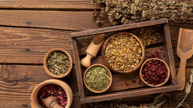 Arrangement de diverses herbes naturelles dans une boîte en bois