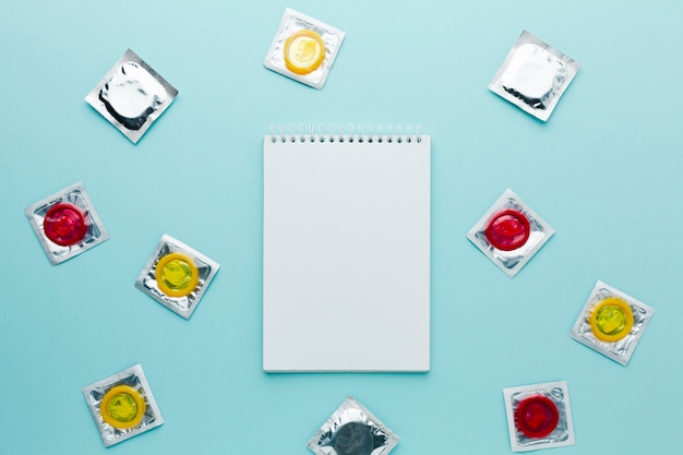 Photo gratuite arrangement du concept de contraception avec bloc-notes vide