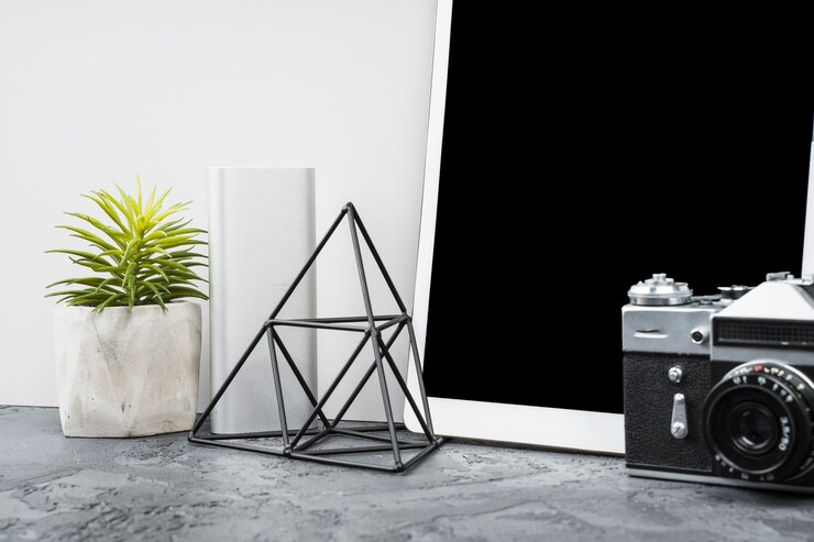 Photo gratuit arrangement du décor du bureau et de la caméra