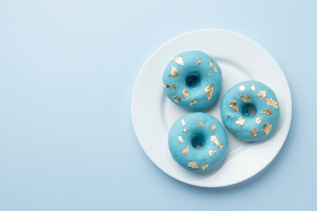 Arrangement du lundi bleu avec des beignets