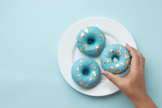 Arrangement du lundi bleu avec des beignets