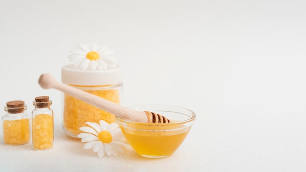 Photo gratuite arrangement avec du miel et des sels sur fond blanc