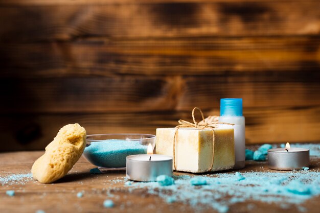 Arrangement avec du sel de bain bleu et du savon