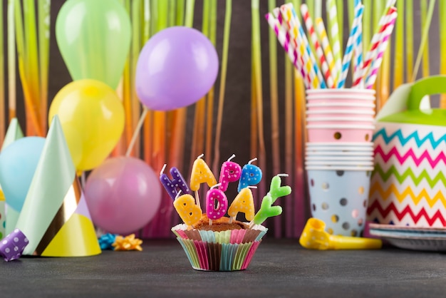 Photo gratuite arrangement d'éléments de fête d'anniversaire