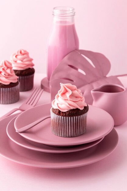 Arrangement avec éléments roses et cupcakes